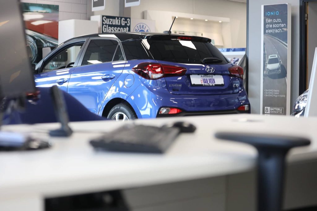 Blauwe auto in autobedrijf in Assen