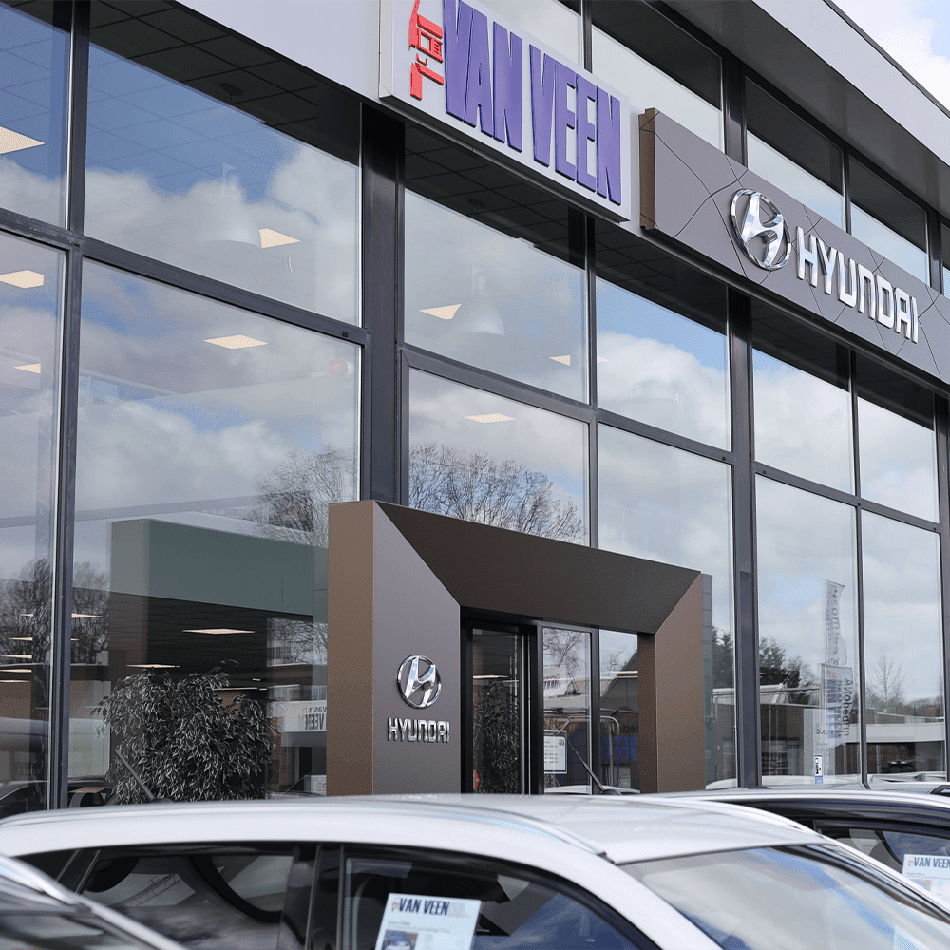 Voorgevel Van Veen bij autobedrijf in Assen