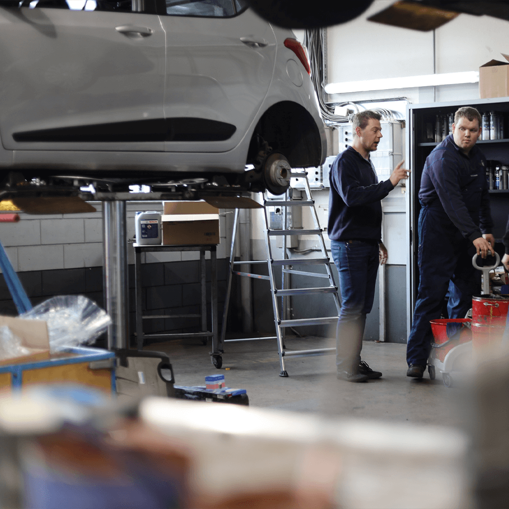 Monteurs in werkplaats van autobedrijf in Assen